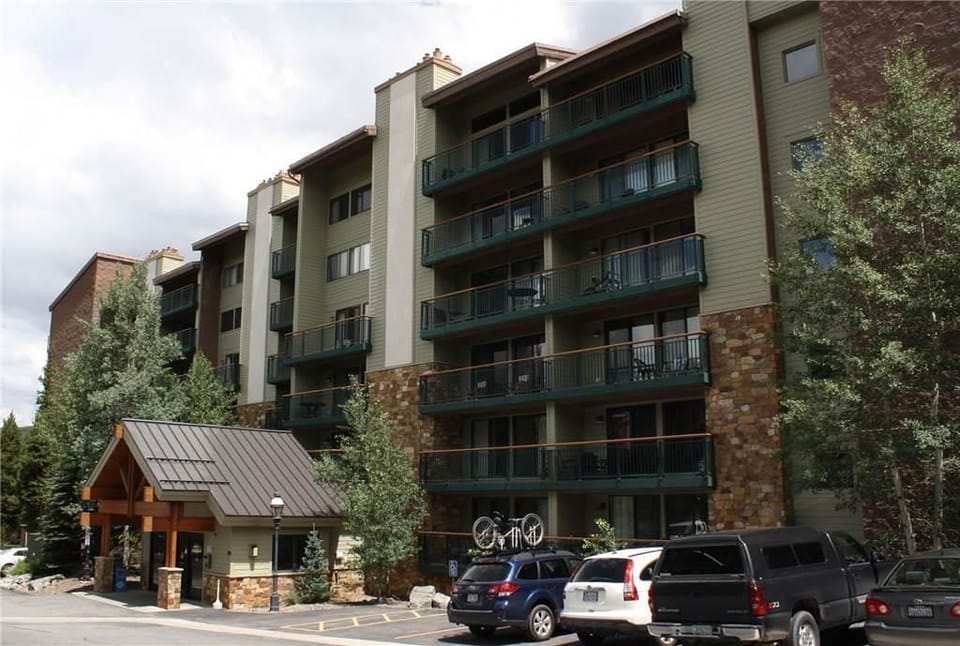 Premium Condo, Fireplace, Mountain View | Front of property