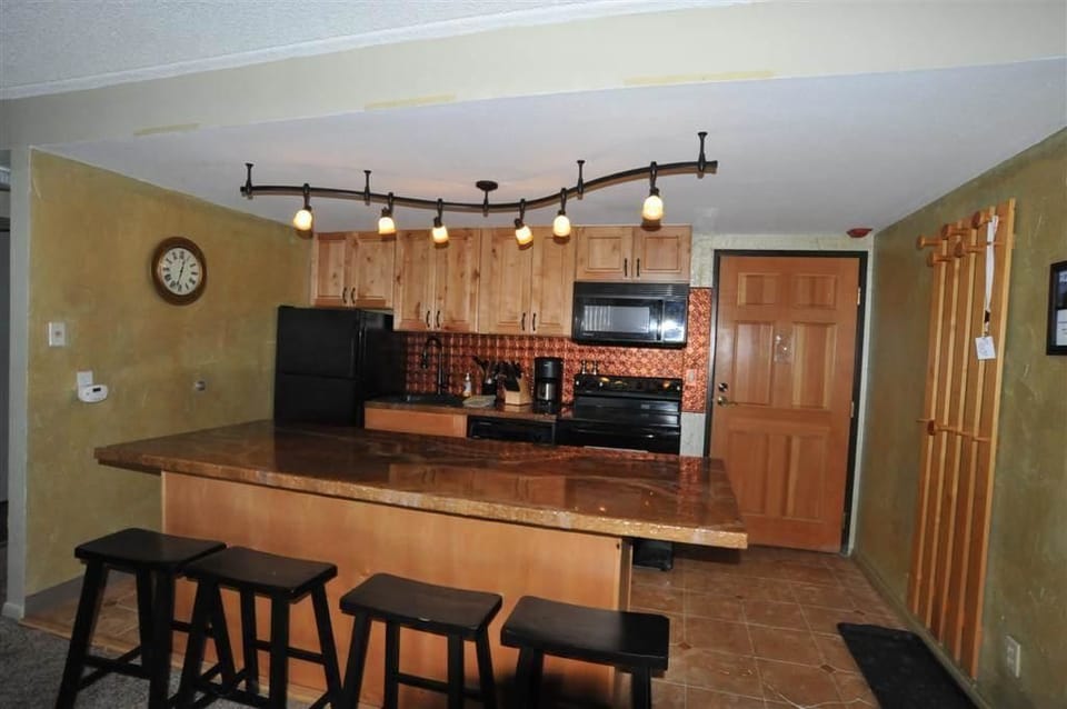 Elite Apartment, Balcony, Mountain View | Private kitchen | Fridge, microwave, oven, stovetop