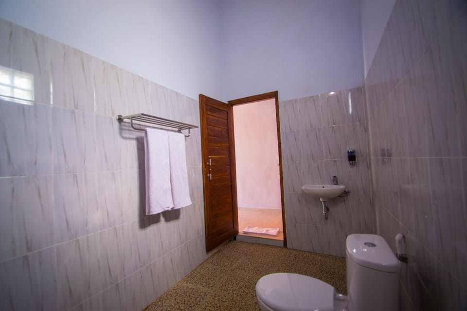 Shower, free toiletries, hair dryer, bidet