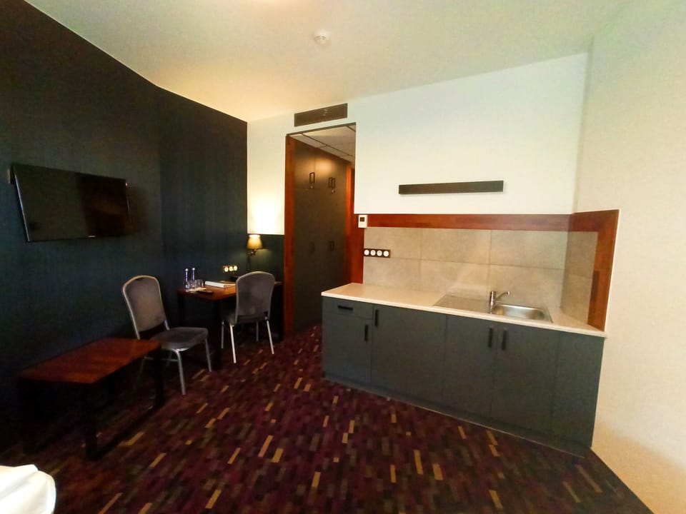 City Twin Room, 2 Twin Beds, Kitchenette | Private kitchenette | Coffee/tea maker