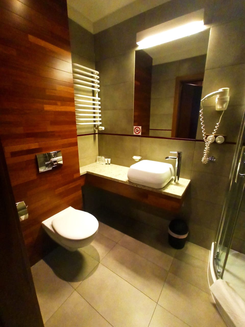 City Twin Room, 2 Twin Beds, Kitchenette | Bathroom | Shower, free toiletries, hair dryer, towels