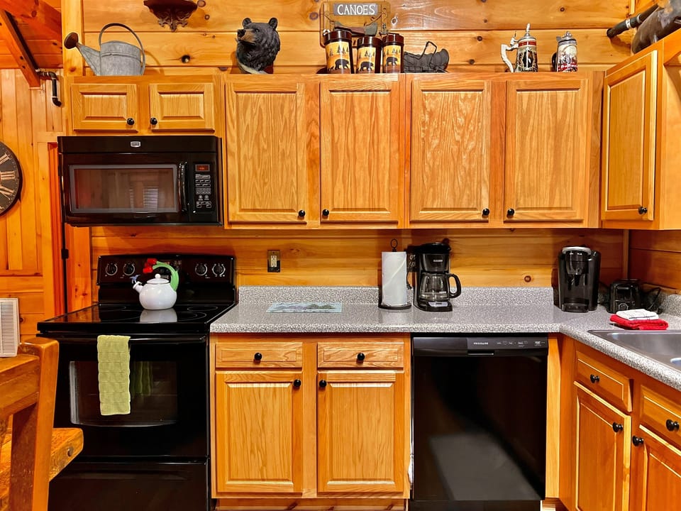 Fully stocked appliances and bakeware