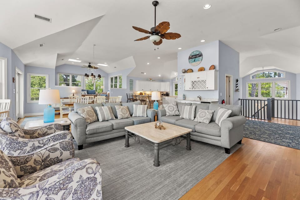 CL342: La Dolce Vita | Top Level Living Area