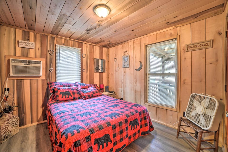 Bedroom 1 | Queen Bed | Linens Provided