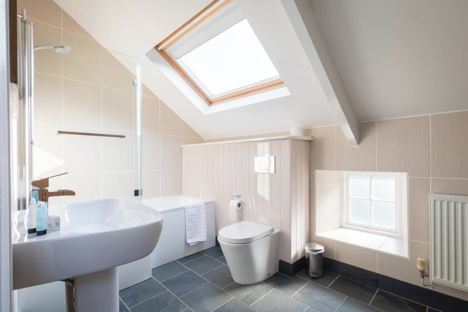 Premium bedding, desk, iron/ironing board, free cribs/infant beds