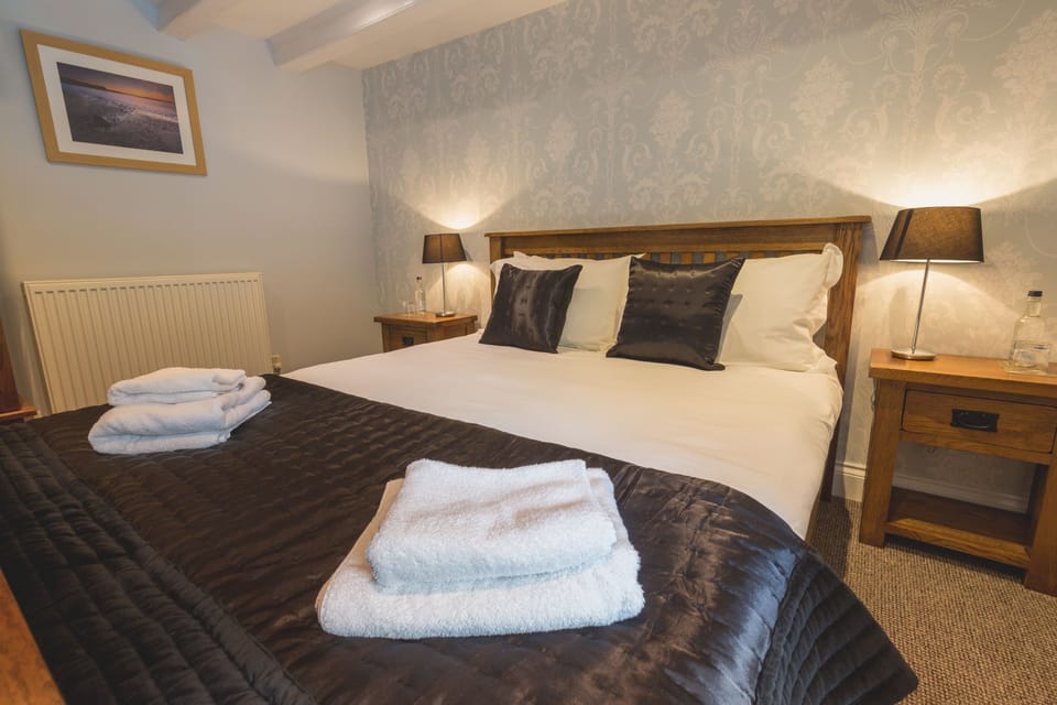 Double Room | Premium bedding, desk, iron/ironing board, free cribs/infant beds