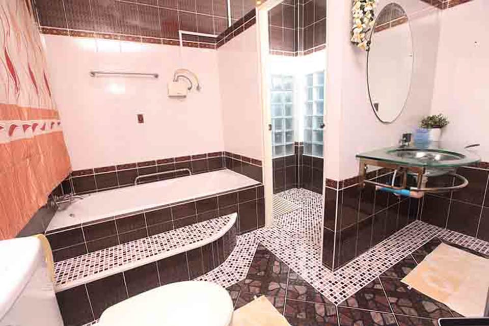 Deluxe Suite with Private Bathroom - SriNan | Bathroom | Free toiletries, hair dryer