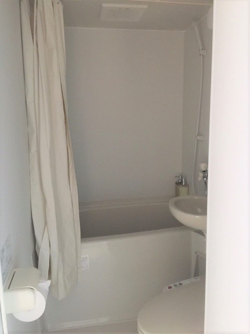 Family Room | Deep soaking bathtub