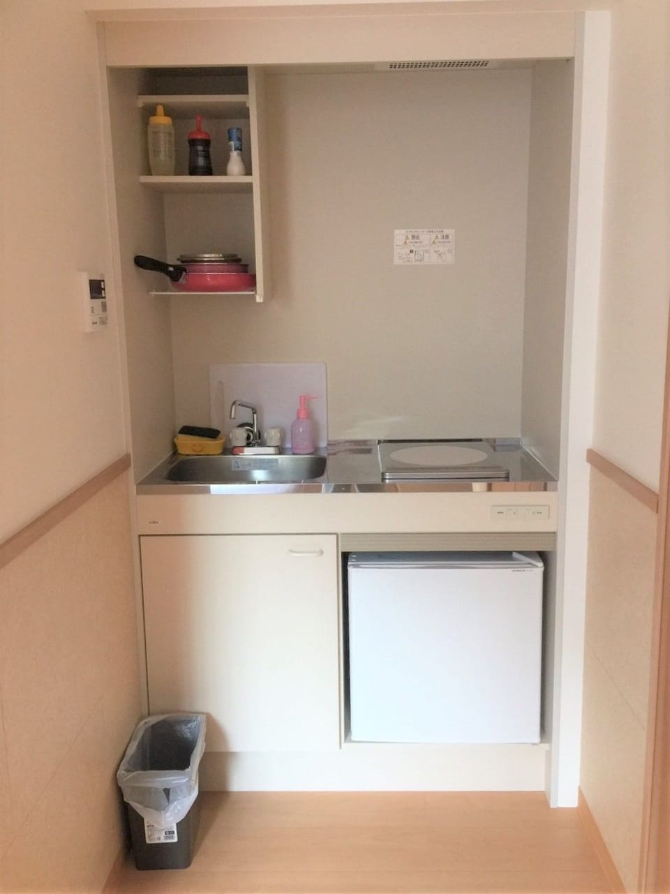 Family Room | Private kitchenette | Fridge, microwave, stovetop, cookware/dishes/utensils