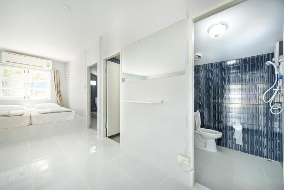 Grand Cottage | Bathroom | Free toiletries, hair dryer, towels