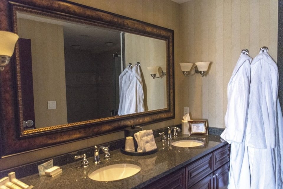 Deluxe Suite, 1 King Bed | Bathroom | Combined shower/tub, hair dryer, towels