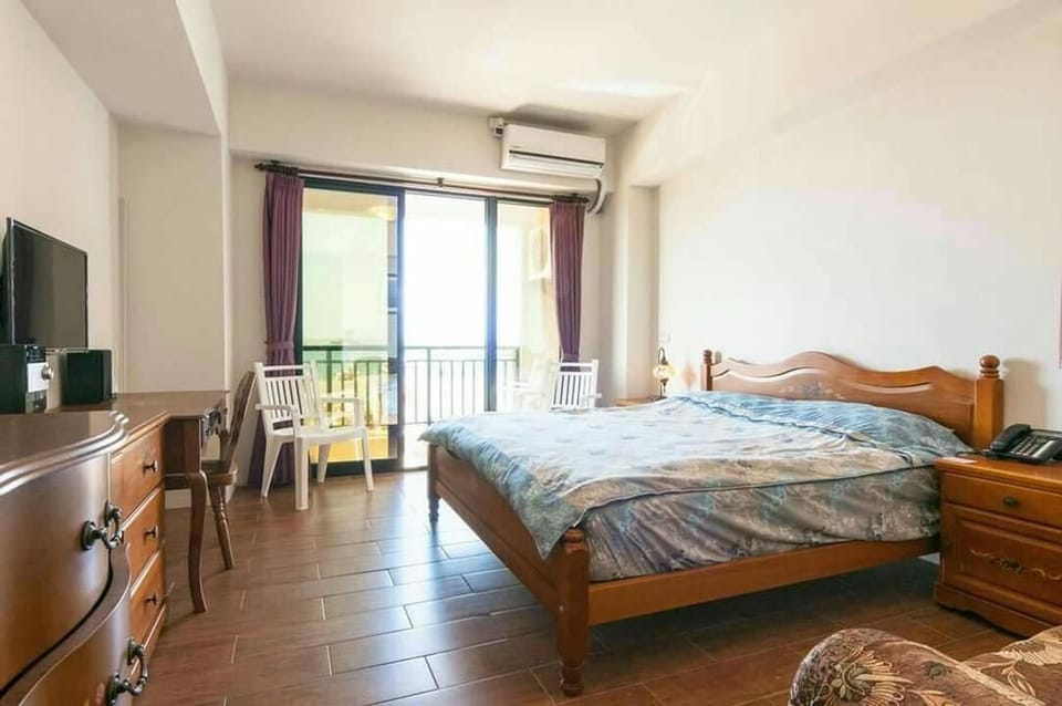 Elite Triple Room, 1 Bedroom | Desk, blackout drapes, soundproofing, free WiFi