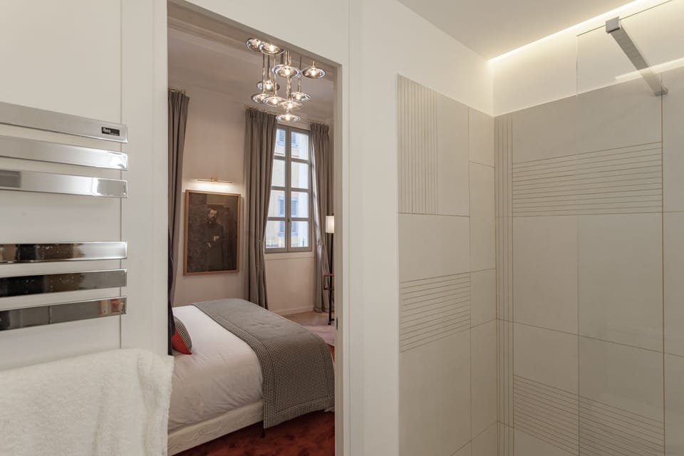 Deluxe Double Room, City View (1) | Bathroom | Shower, designer toiletries, hair dryer, towels