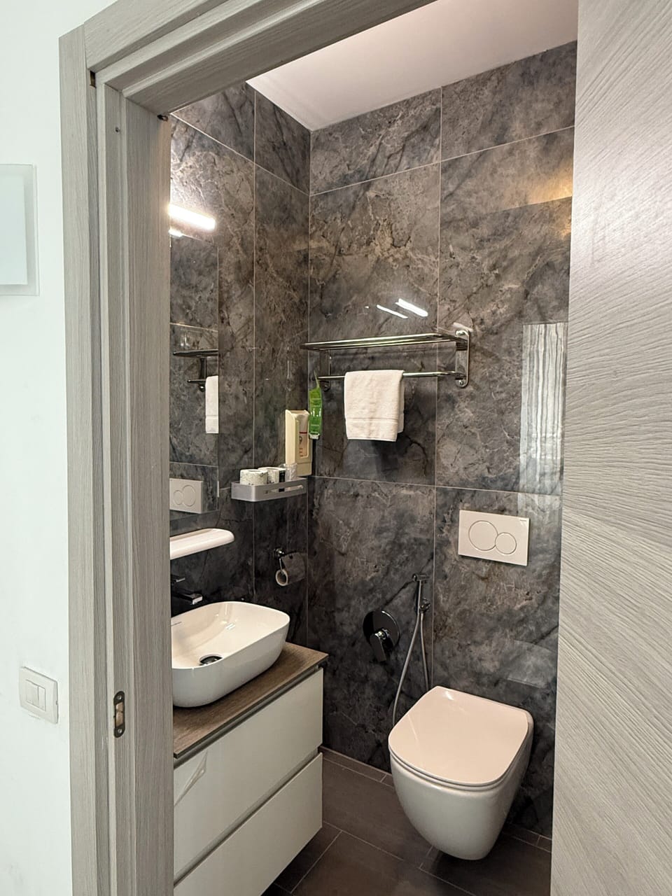 Double Room | Bathroom | Shower, free toiletries, hair dryer, towels