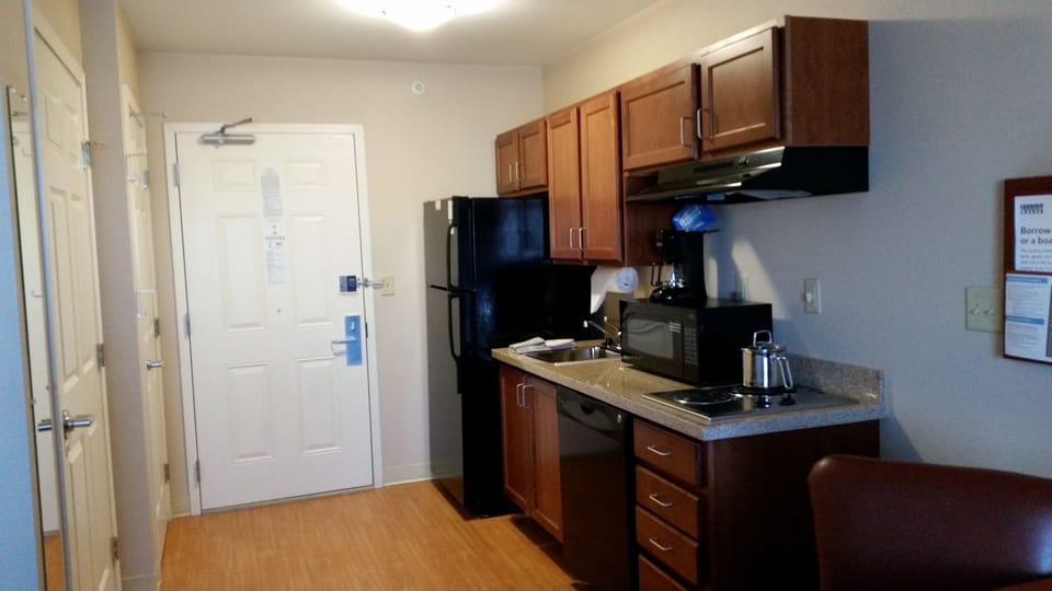 Coffee/tea maker, fridge, microwave, stovetop