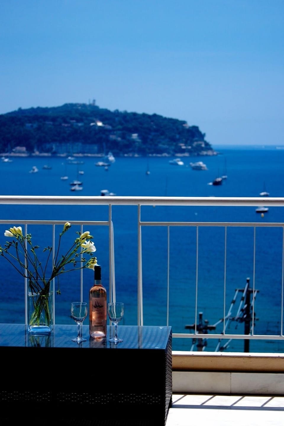 Enjoy an evening aperitif on the balcony!