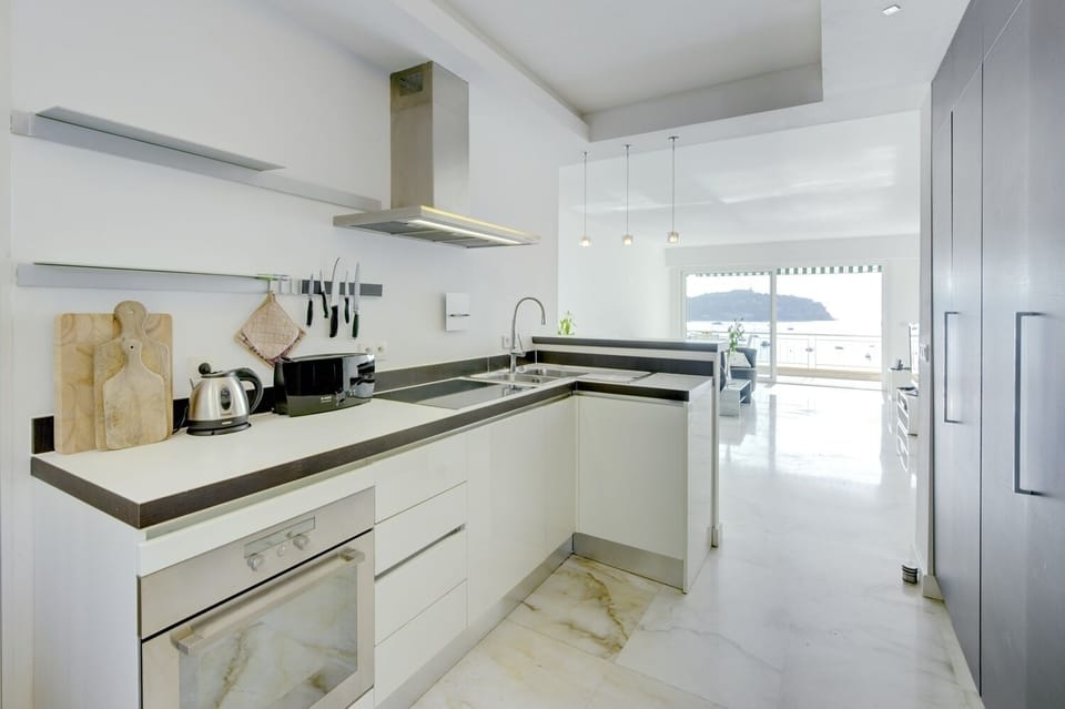 Fully fitted, contemporary kitchen with new dishwasher and American fridge