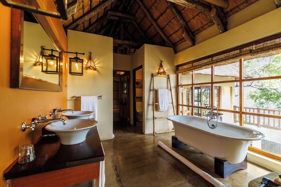 Luxury Twin Room, 2 Twin Beds | Bathroom | Towels