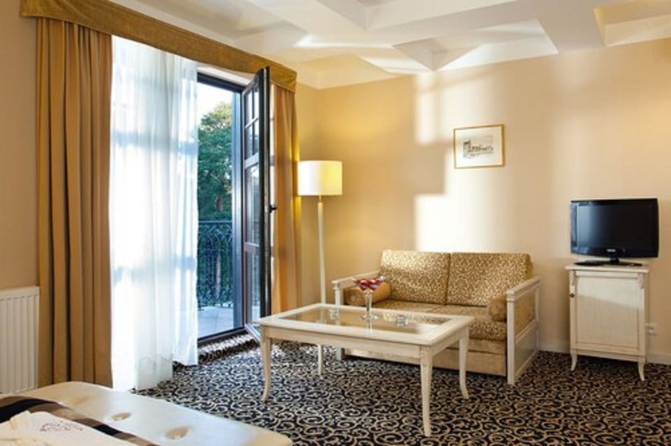 Studio Suite (building A, no AC) | Minibar, in-room safe, blackout drapes, iron/ironing board