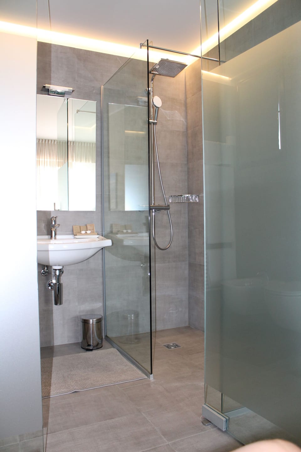 Luxury Studio Suite, 1 Bedroom | Desk, laptop workspace, soundproofing, free WiFi