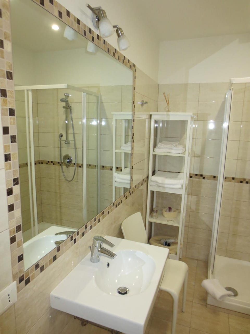 Shower, free toiletries, hair dryer, bidet