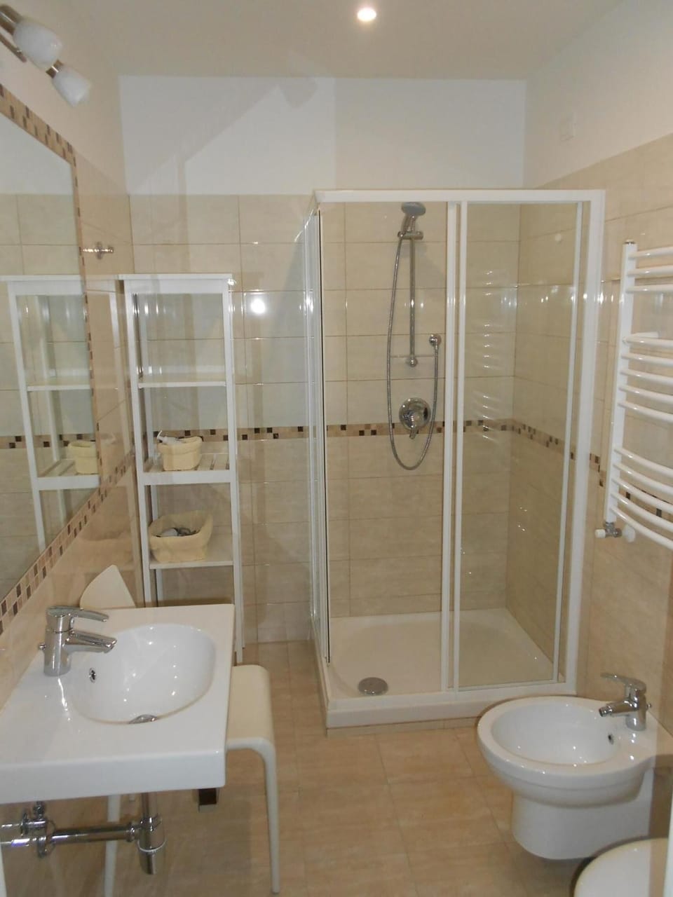Shower, free toiletries, hair dryer, bidet