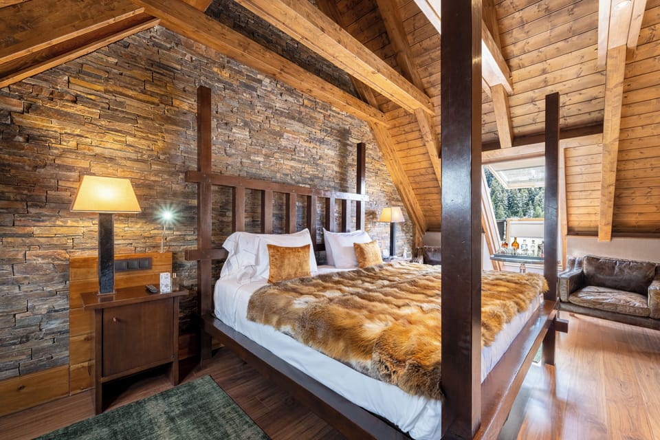 Premium bedding, down comforters, minibar, in-room safe