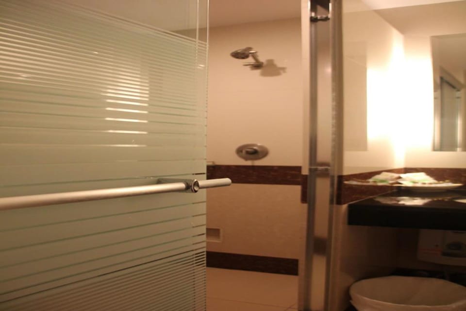Superior Twin Room | Bathroom | Shower, free toiletries
