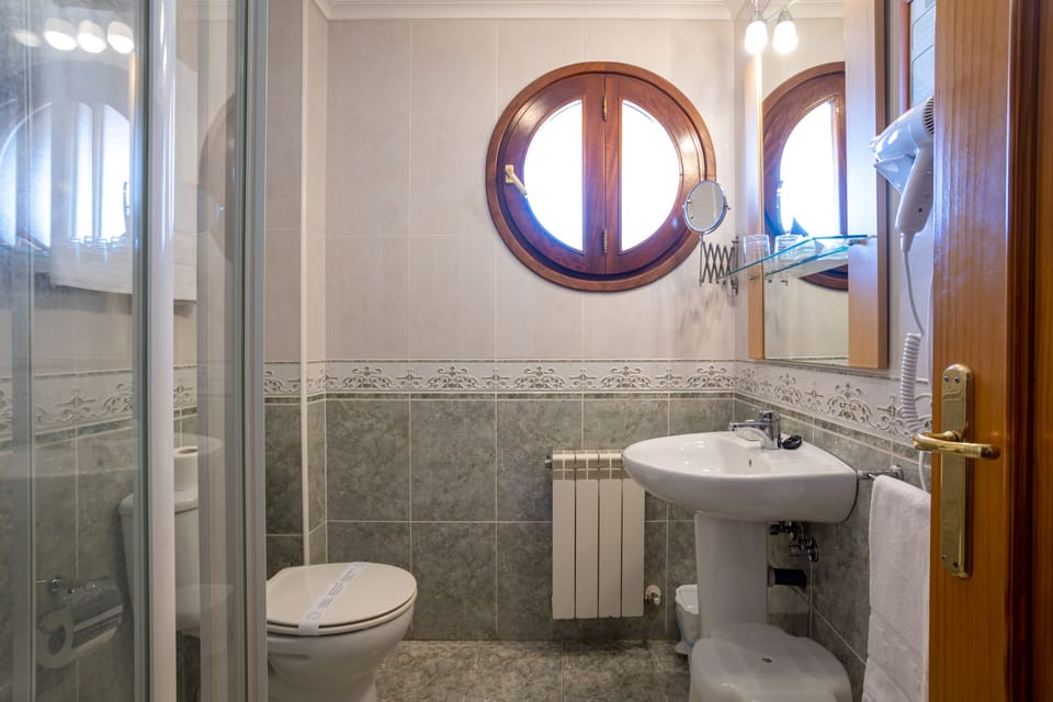 Double Room, Private Bathroom | Bathroom | Hair dryer, towels, toilet paper
