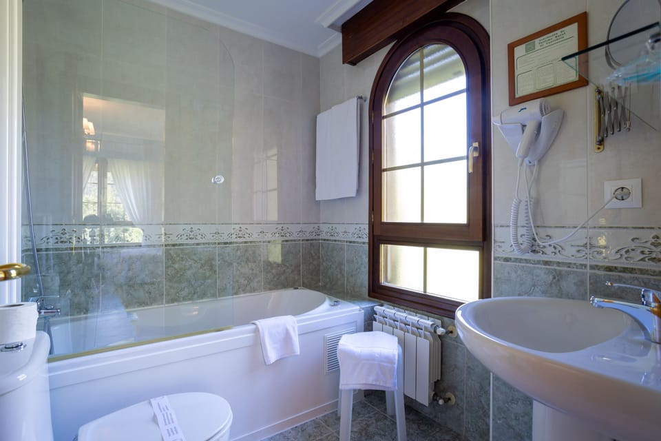 Superior Double Room, Ensuite | Bathroom | Hair dryer, towels, toilet paper