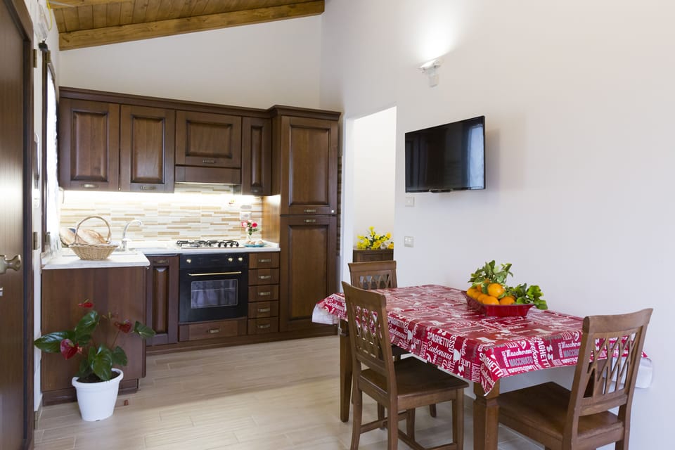 Deluxe Villa, 1 Bedroom | Private kitchenette | Fridge, microwave, stovetop, cookware/dishes/utensils