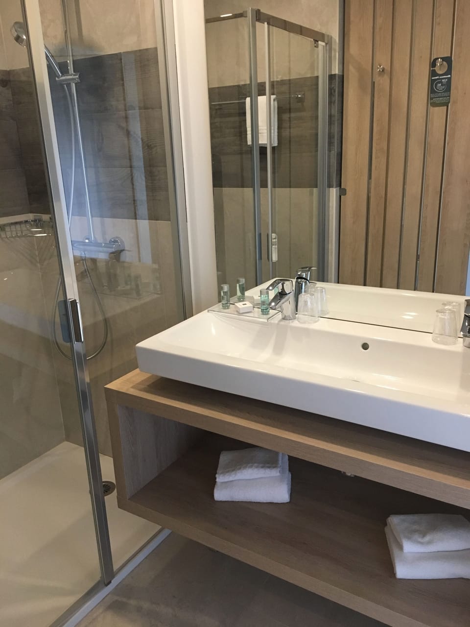 Club Room | Bathroom | Shower, free toiletries, towels