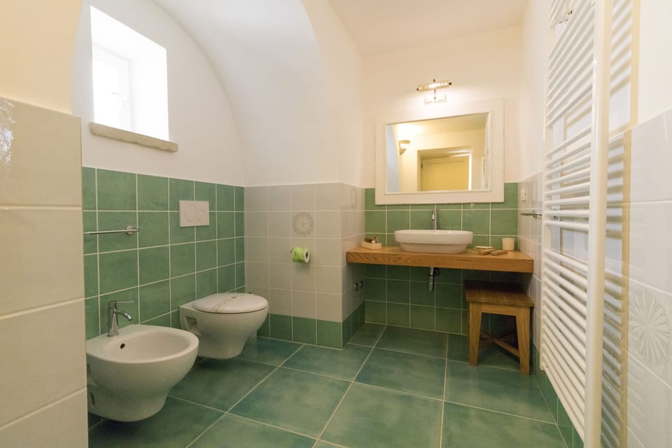 Comfort Double or Twin Room | Bathroom | Separate tub and shower, jetted tub, free toiletries, hair dryer