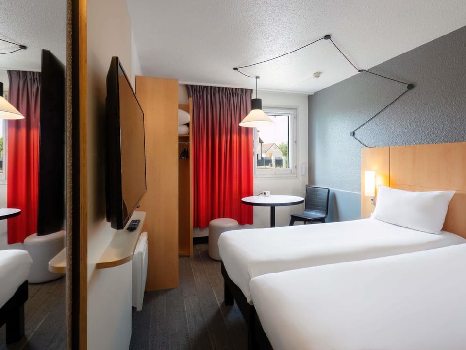 Premium bedding, desk, blackout drapes, soundproofing