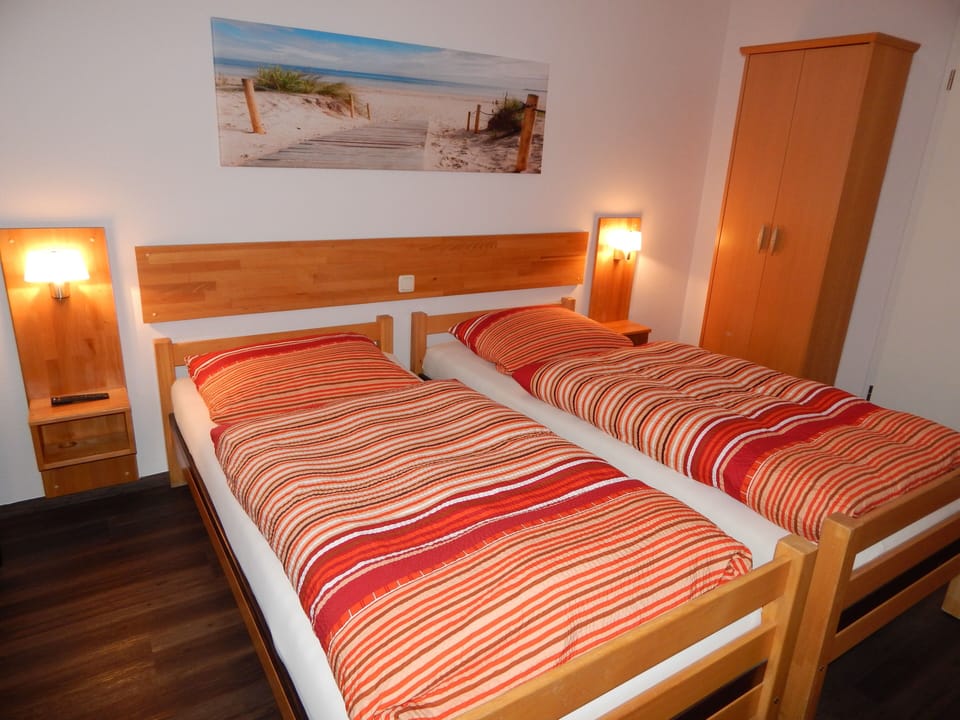 Double Room, Ensuite | 1 bedroom, blackout drapes, travel crib, free WiFi
