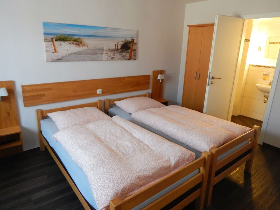 Double Room, Ensuite | 1 bedroom, blackout drapes, travel crib, free WiFi