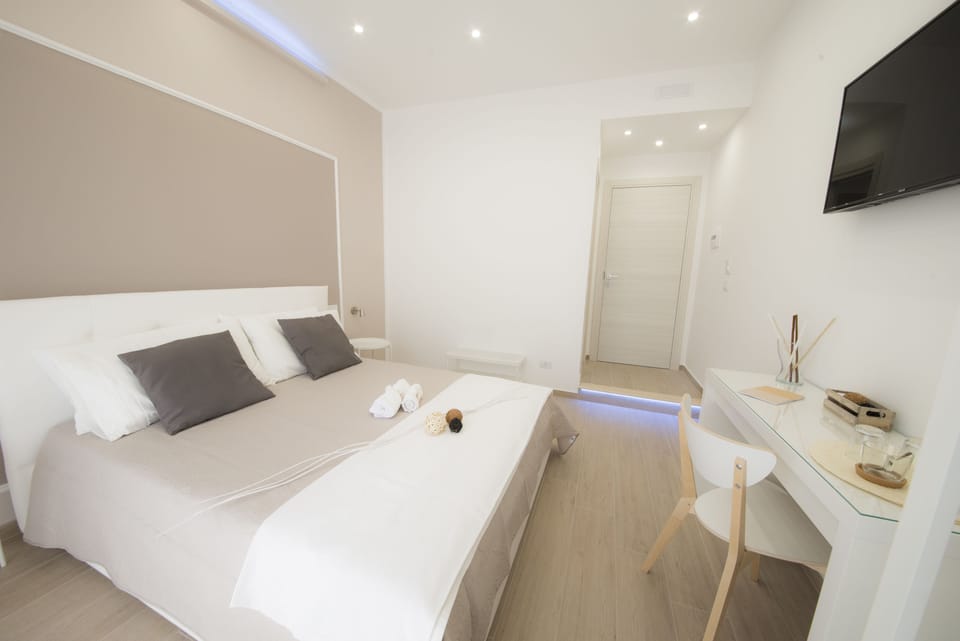 Business Double Room, Courtyard View | Premium bedding, down comforters, minibar, desk