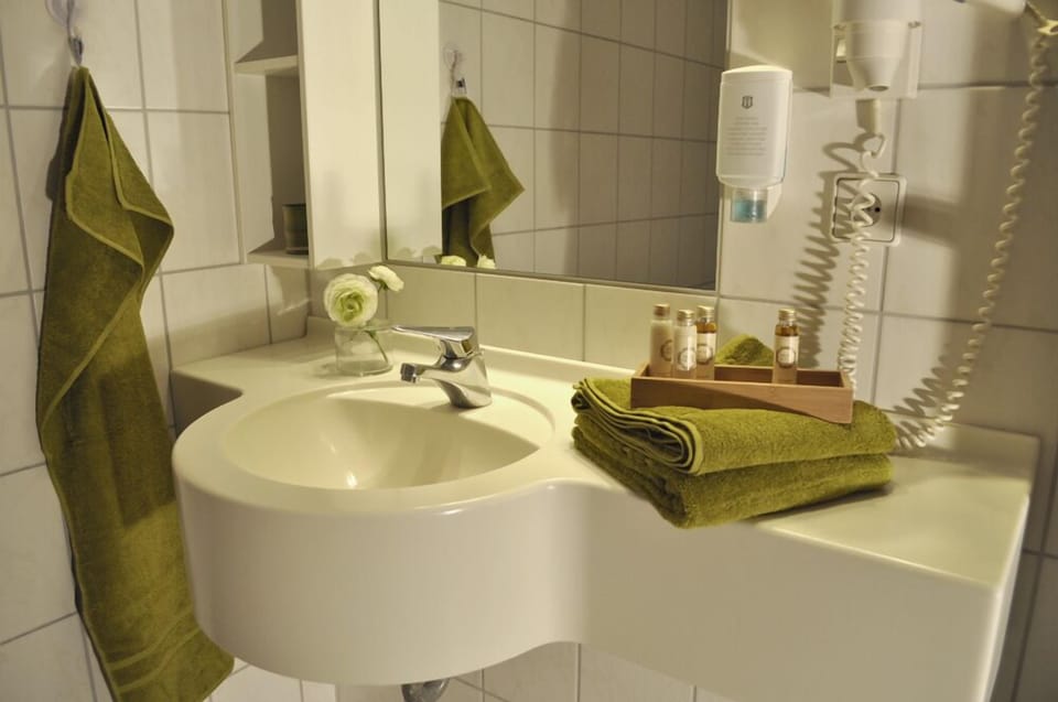 Bathroom sink