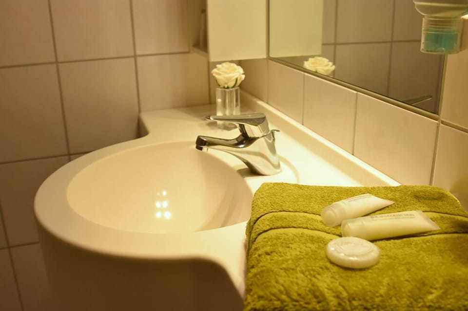 Bathroom sink