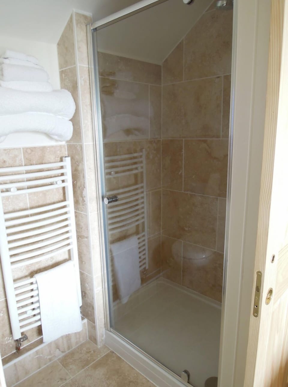 Shower, rainfall showerhead, free toiletries, hair dryer