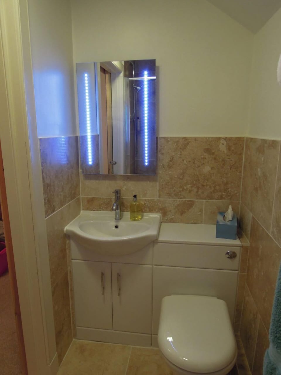 Shower, rainfall showerhead, free toiletries, hair dryer