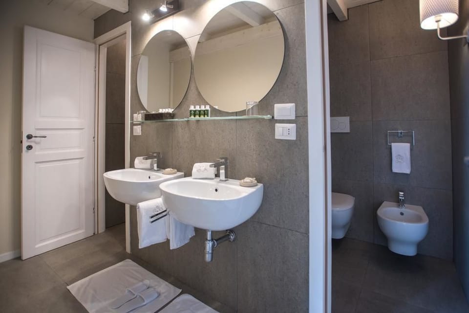 Suite | Bathroom | Shower, free toiletries, hair dryer, bathrobes