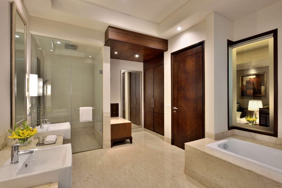 Executive Suite | Bathroom | Free toiletries, hair dryer, bathrobes, slippers