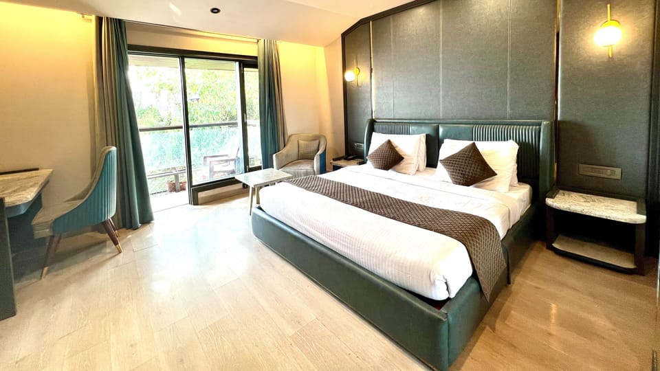 Club Room | 1 bedroom, premium bedding, in-room safe, desk