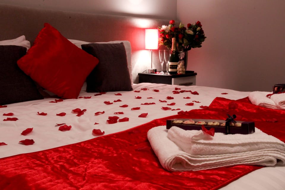  Garden SuperKing double/twin with single bed | In-room safe, individually decorated, individually furnished