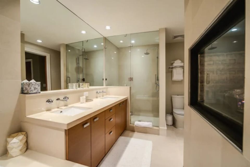 En-suite bathroom: Has both shower and bathtub