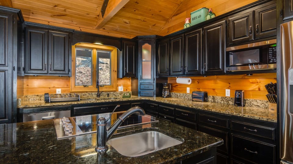Center island chef kitchen, 2 sinks, cooktop, wall oven,fridge ice/water in door