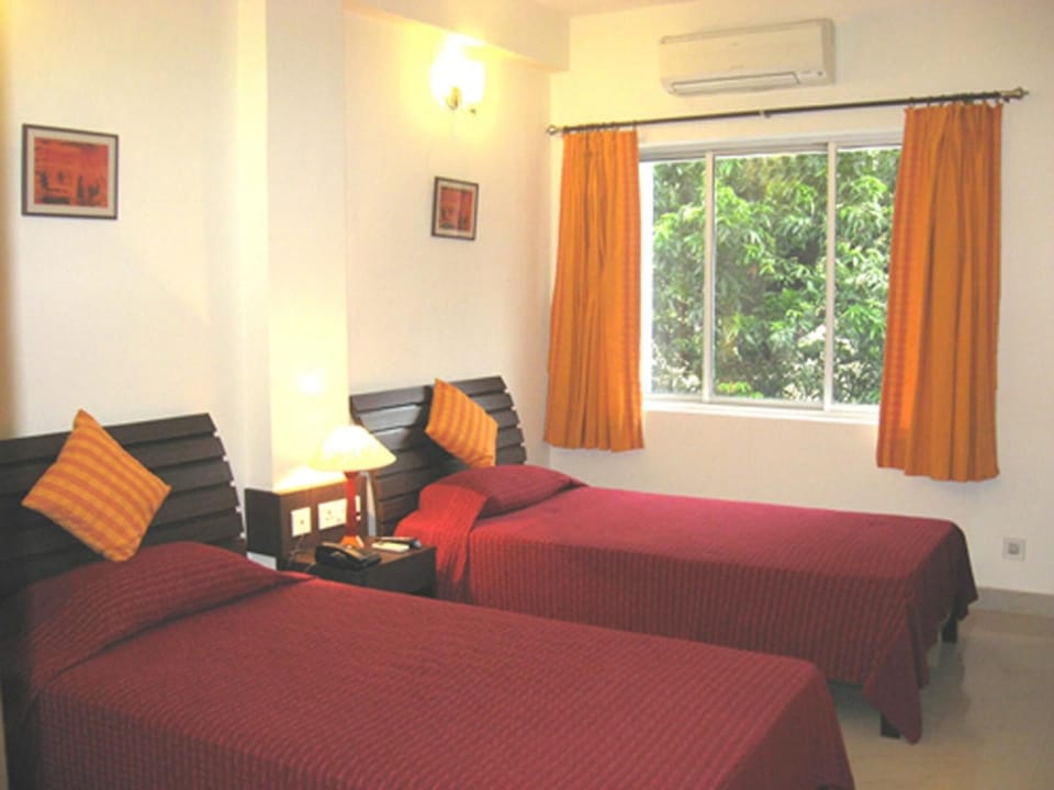 Premium bedding, in-room safe, desk, laptop workspace