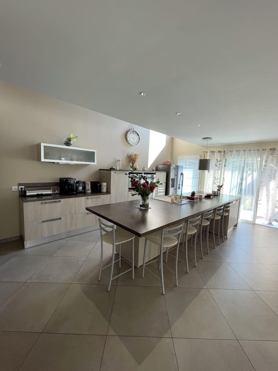 Full-size fridge, microwave, oven, stovetop