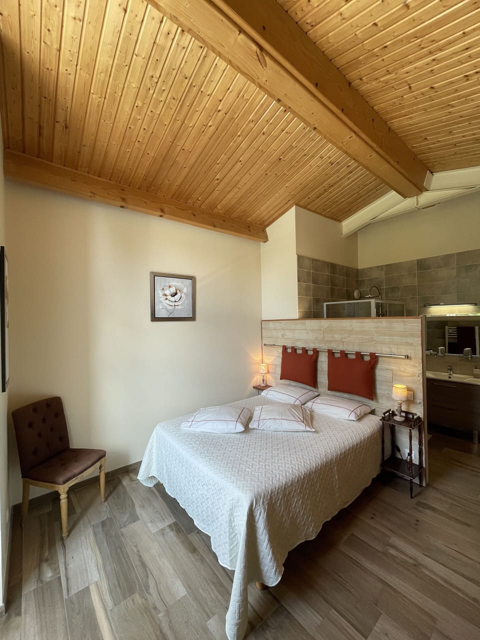 Comfort Room | Premium bedding, individually decorated, individually furnished, desk